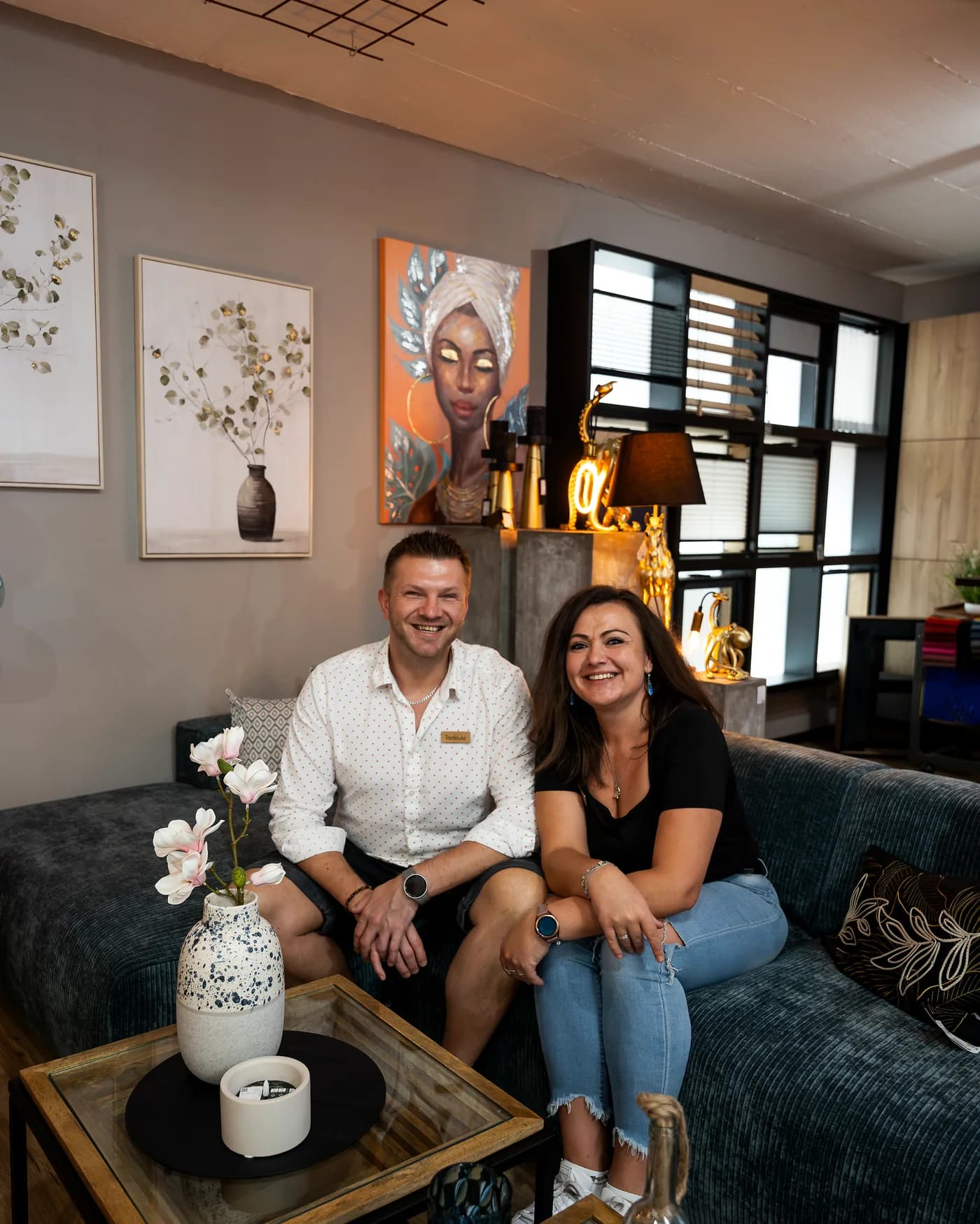 Tadeusz und Ulla auf einem Sofa in ihrem WOHNRoom²-Geschäft in Soest